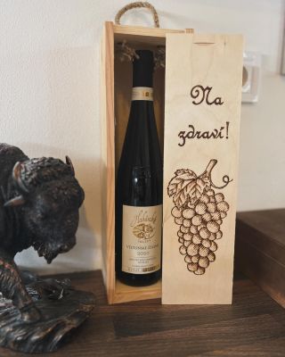 Jak nejlépe darovat láhev vína?🍷🍇 V dřevěné krabici s ručním vypálením rozhodně chybu neuděláte a oslníte tak obdarovaného...